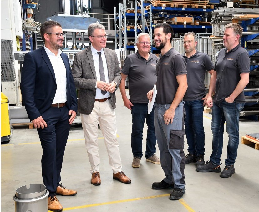 Landrat Thorsten Erny besuchte bei seinem Antrittsbesuch die Firma Haastechnik GmbH. Von links. Stefan Hattenbach, Thorsten Erny, Norbert Haas, Daniel Köninger, Frank Haas, André Haas Foto: Berthold Gallinat